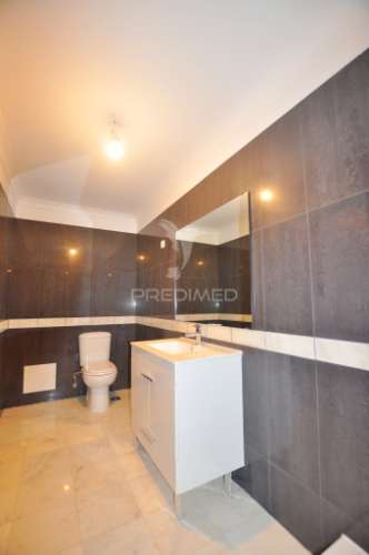 Moradia t4 com áreas amplas, garagem 100m² e vista desafogada!