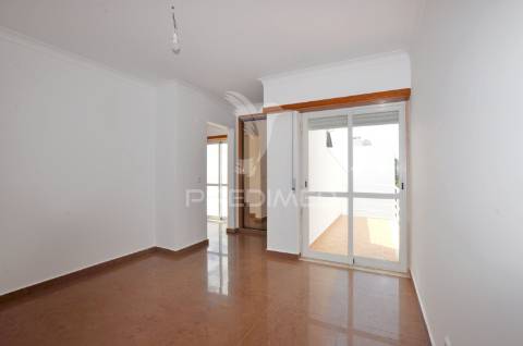 Moradia t4 com áreas amplas, garagem 100m² e vista desafogada!