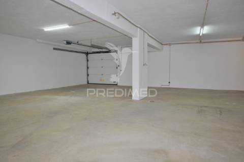 Moradia t4 com áreas amplas, garagem 100m² e vista desafogada!