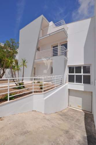 Moradia t4 com áreas amplas, garagem 100m² e vista desafogada!