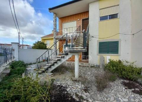 Moradia t3 com lareira e logradouro