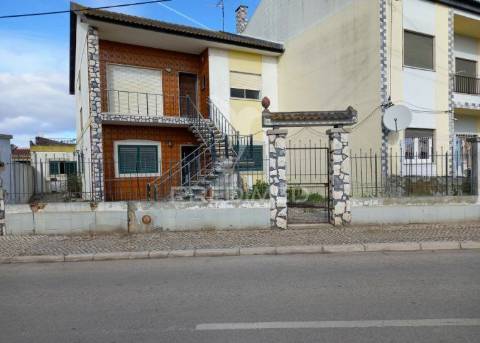 Moradia t3 com lareira e logradouro