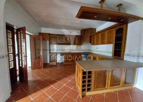 Moradia t3 com lareira e logradouro