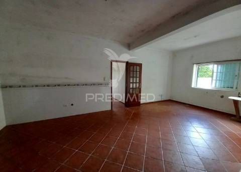 Moradia t3 com lareira e logradouro