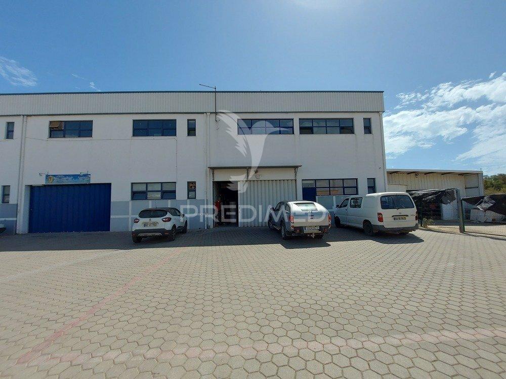 Lagos – grande armazém de 517m2 de 2 níveis em zona industrial