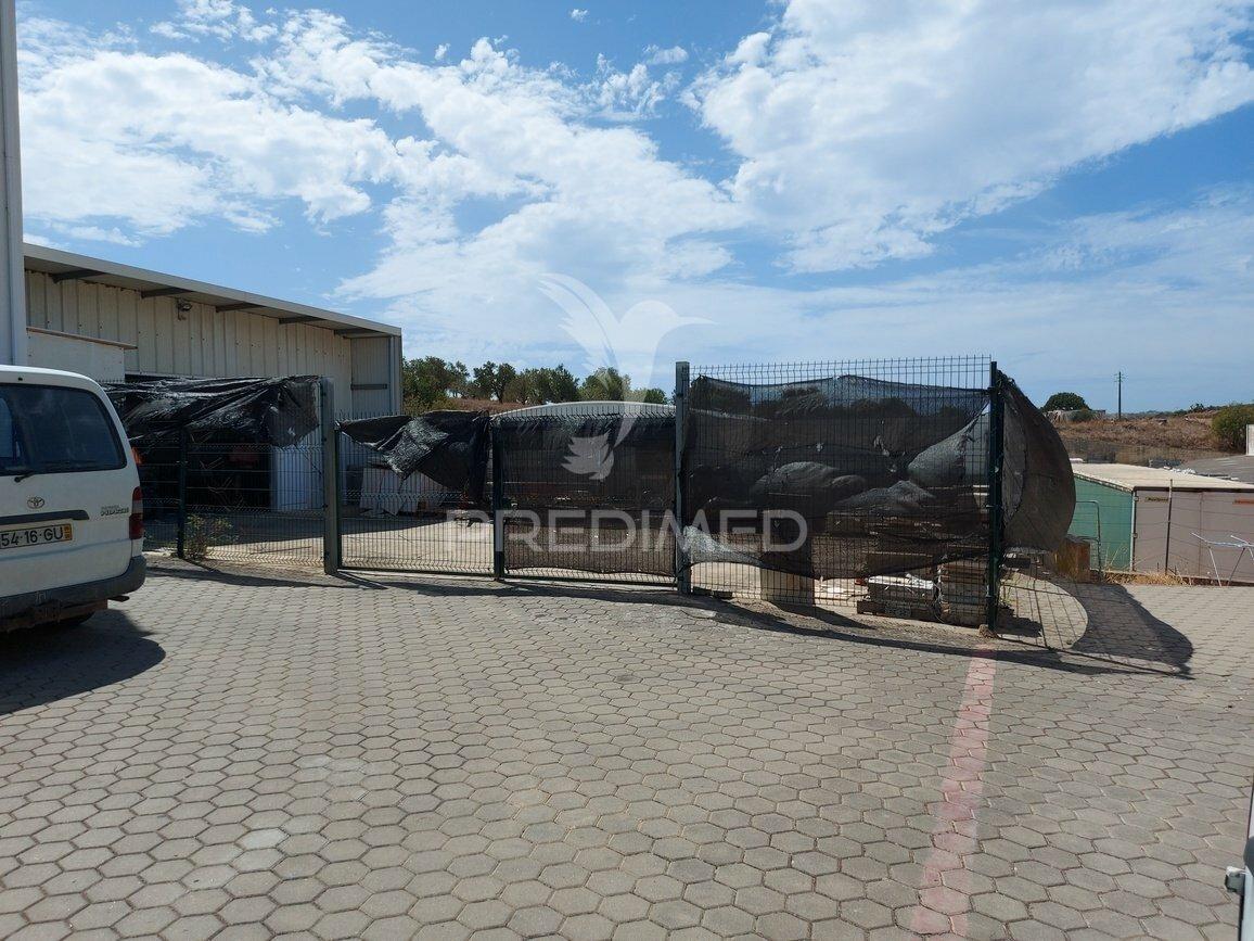 Lagos – grande armazém de 517m2 de 2 níveis em zona industrial