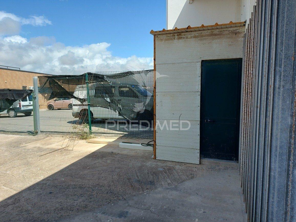 Lagos – grande armazém de 517m2 de 2 níveis em zona industrial
