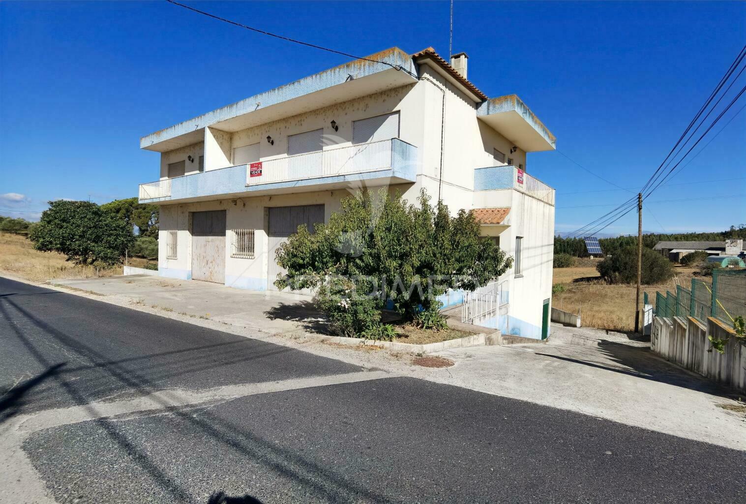 Moradia t7 situada na vila de tremes- santarém