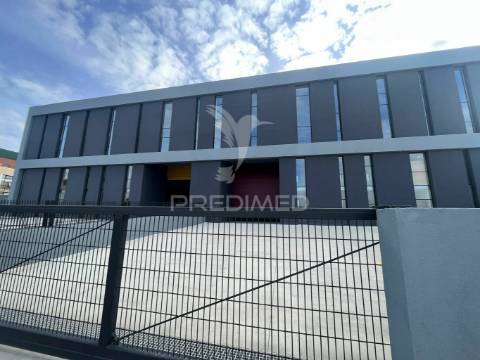 Arrendar armazéns novos com logradouro em frielas,  lisboa