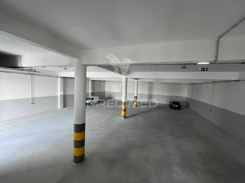 Arrendar armazéns novos com logradouro em frielas,  lisboa