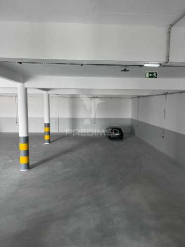 Arrendar armazéns novos com logradouro em frielas,  lisboa