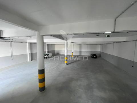 Arrendar armazéns novos com logradouro em frielas,  lisboa