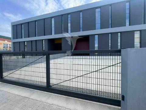 Arrendar armazéns novos com logradouro em frielas,  lisboa