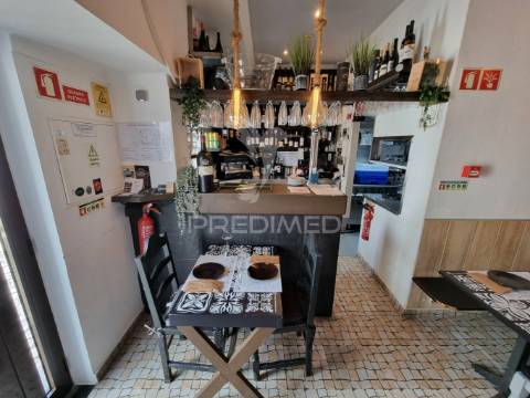 Restaurante na zona ribeirinha com 40 lugares