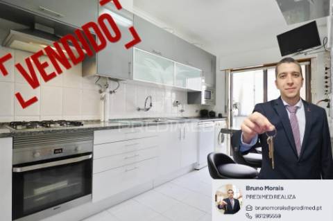 Apartamento com boas áreas e lareira