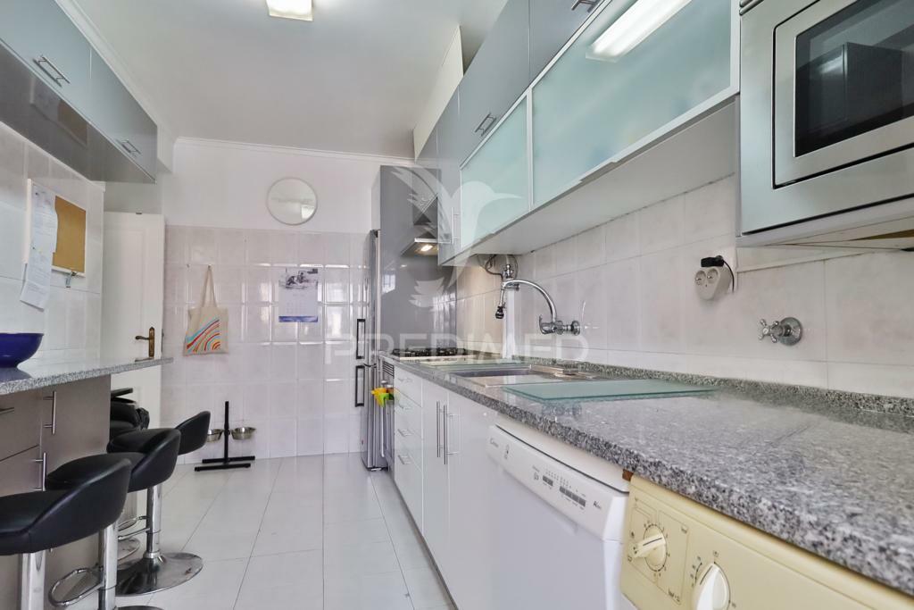 Apartamento com boas áreas e lareira