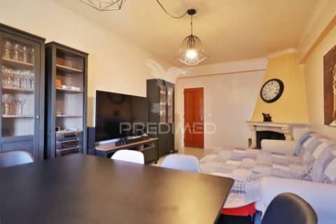 Apartamento com boas áreas e lareira