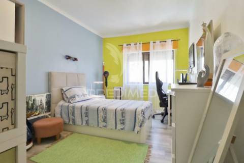 Apartamento com boas áreas e lareira