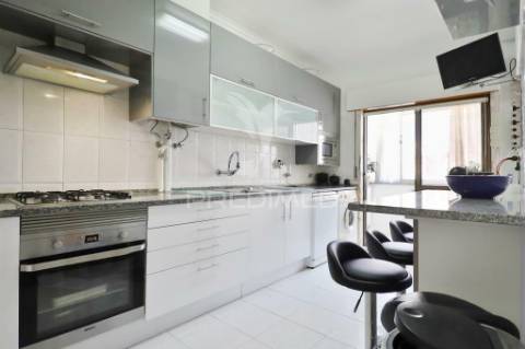 Apartamento com boas áreas e lareira