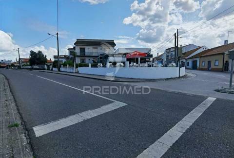 Moradia de tipologia t4 com espaço comercial  riachos - torres novas