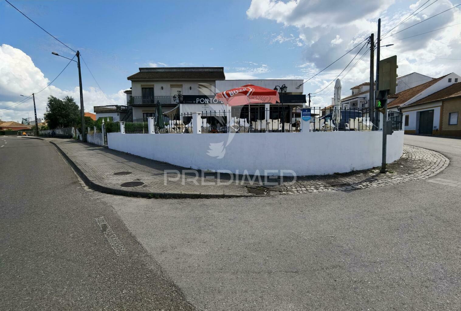 Moradia de tipologia t4 com espaço comercial  riachos - torres novas