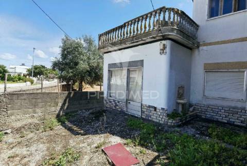 Moradia de tipologia t4 com espaço comercial  riachos - torres novas