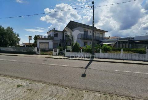 Moradia de tipologia t4 com espaço comercial  riachos - torres novas