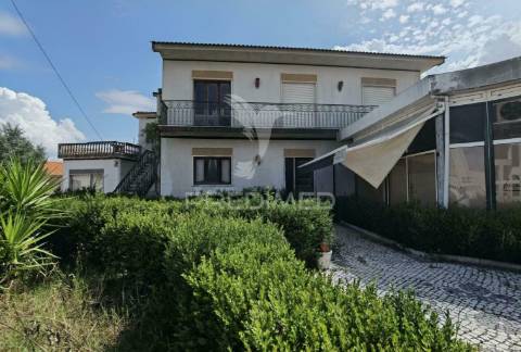 Moradia de tipologia t4 com espaço comercial  riachos - torres novas