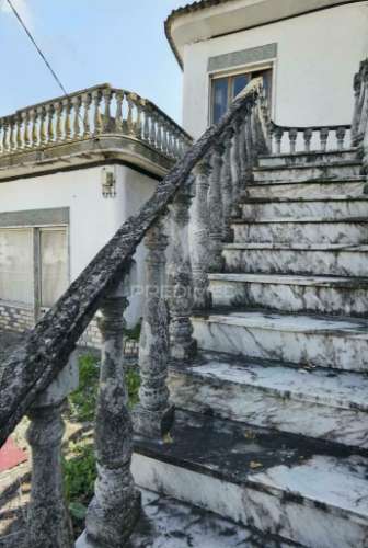 Moradia de tipologia t4 com espaço comercial  riachos - torres novas