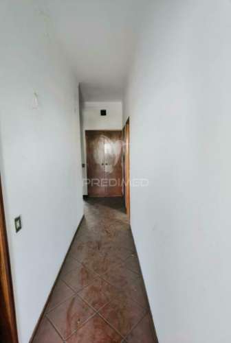 Moradia de tipologia t4 com espaço comercial  riachos - torres novas