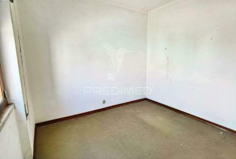 Moradia de tipologia t4 com espaço comercial  riachos - torres novas