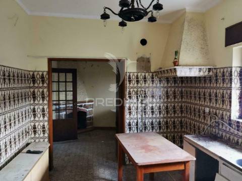 Moradia de tipologia t4 com espaço comercial  riachos - torres novas