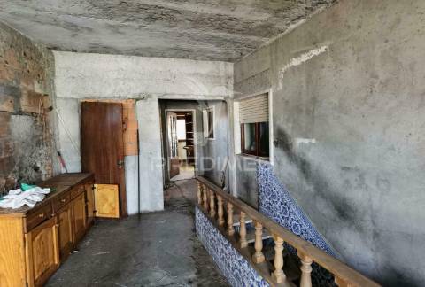 Moradia de tipologia t4 com espaço comercial  riachos - torres novas