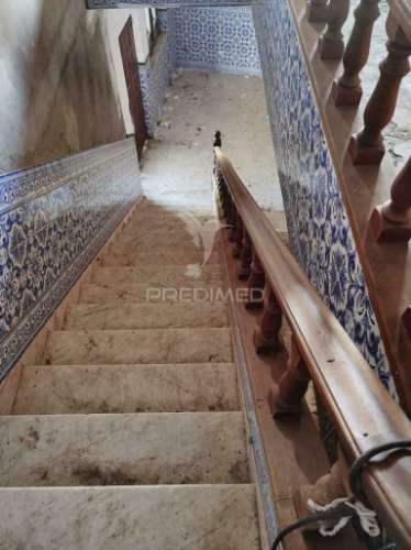 Moradia de tipologia t4 com espaço comercial  riachos - torres novas