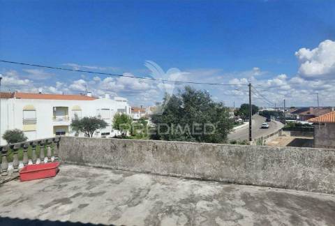 Moradia de tipologia t4 com espaço comercial  riachos - torres novas