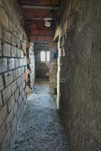 Moradia de tipologia t4 com espaço comercial  riachos - torres novas