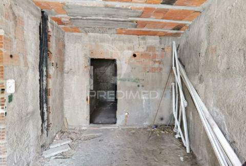 Moradia de tipologia t4 com espaço comercial  riachos - torres novas