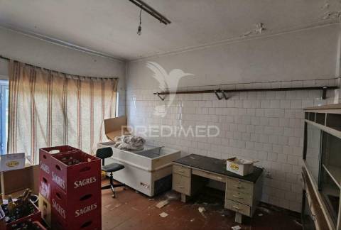 Moradia de tipologia t4 com espaço comercial  riachos - torres novas