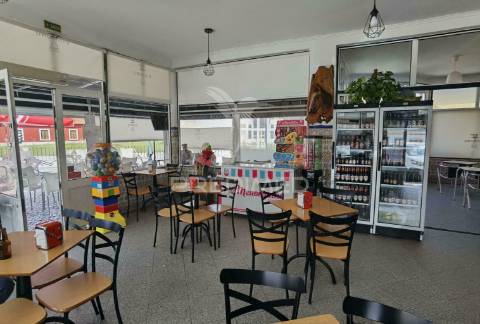 Moradia de tipologia t4 com espaço comercial  riachos - torres novas