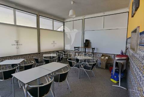 Moradia de tipologia t4 com espaço comercial  riachos - torres novas