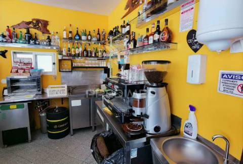 Moradia de tipologia t4 com espaço comercial  riachos - torres novas