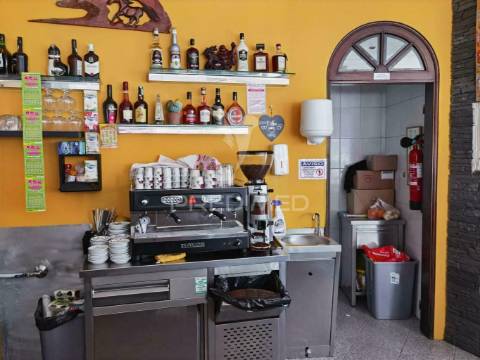 Moradia de tipologia t4 com espaço comercial  riachos - torres novas