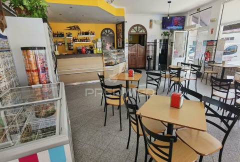 Moradia de tipologia t4 com espaço comercial  riachos - torres novas