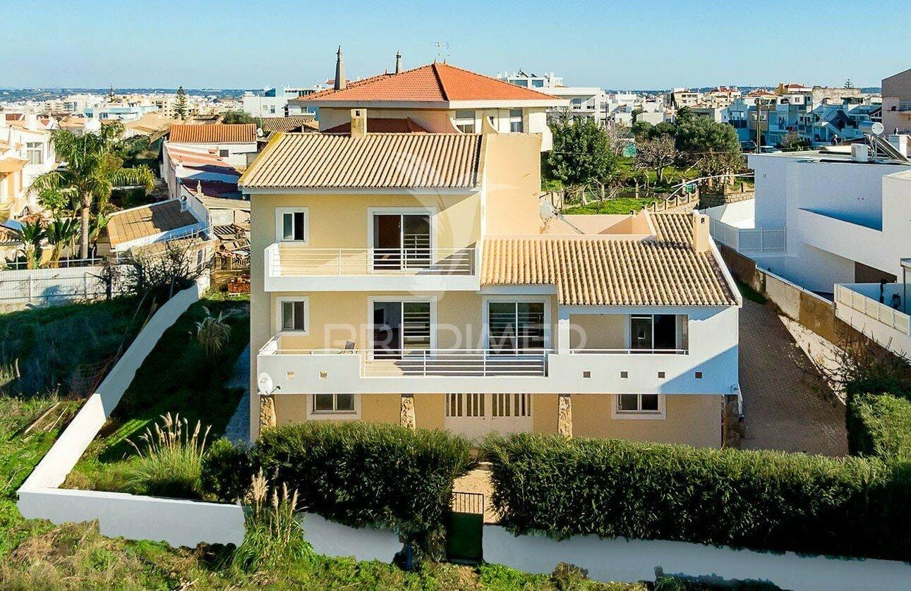 Moradia t4 mais 3 apartamentos para investimento em lote de 918m2