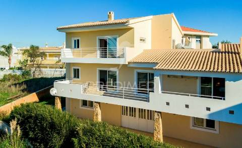 Moradia t4 mais 3 apartamentos para investimento em lote de 918m2