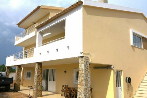 Moradia t4 mais 3 apartamentos para investimento em lote de 918m2