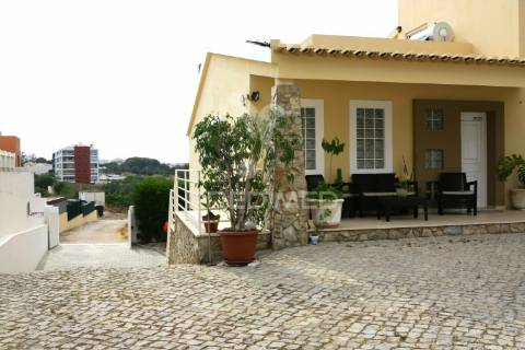 Moradia t4 mais 3 apartamentos para investimento em lote de 918m2