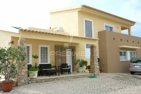 Moradia t4 mais 3 apartamentos para investimento em lote de 918m2