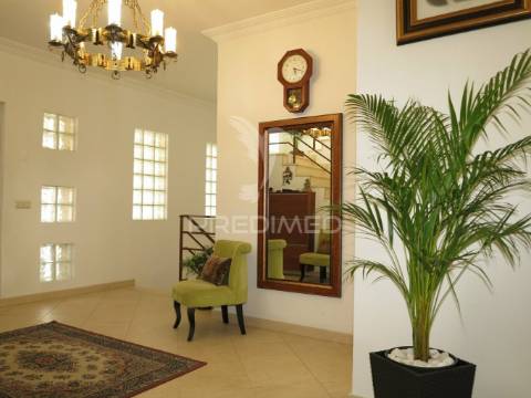 Moradia t4 mais 3 apartamentos para investimento em lote de 918m2