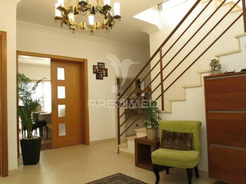 Moradia t4 mais 3 apartamentos para investimento em lote de 918m2